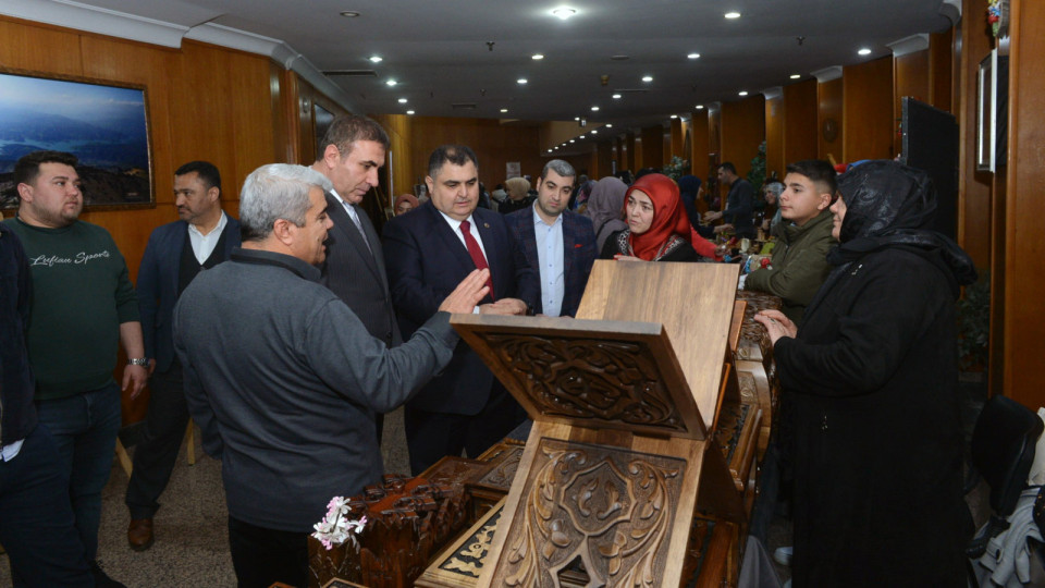 Büyükşehir Belediyesinin Meslek Edindirme Kursları’nda eğitim alan kursiyerlerin el emeğiyle