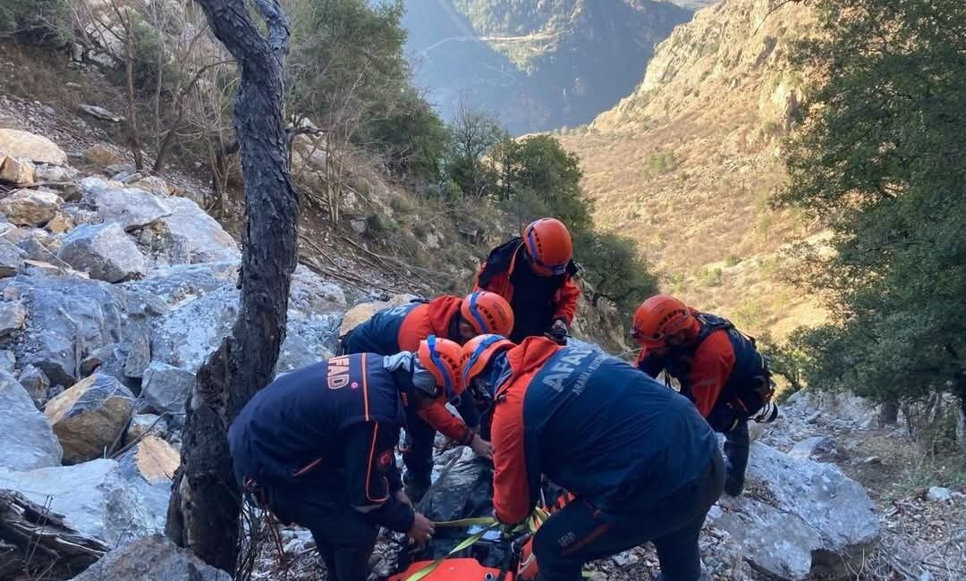 İskender ZENGİN/KAHRAMANMARAŞ, – KAHRAMANMARAŞ’ın Andırın ilçesinde kayalıklardan düşen avcı İ.K.