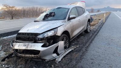 Metin DEĞİRMENCİ/YEŞİLHİSAR (Kayseri), – KAYSERİ- Niğde yolunda otomobilin refüje düştüğü