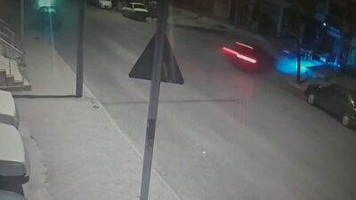 Ali GÖKDAL/KOZAN (Adana), -ADANA’nın Kozan ilçesinde otomobilin ağaçlara ve park