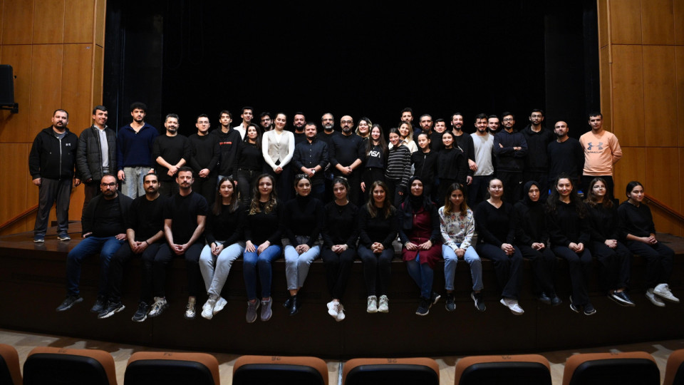 Büyükşehir Belediyesi Sahne Maraş Tiyatro Okulu öğrencileri, seyirciyle buluşmaya hazırlanıyor.