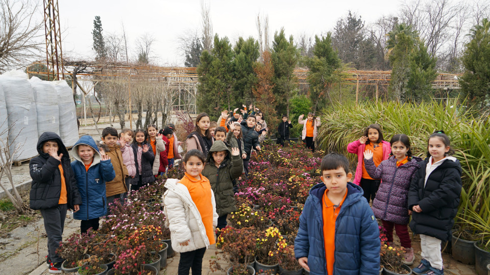 Büyükşehir Belediyesi, minik misafirlerini serada ağırlayarak çiçeklerin büyüleyici dünyasında keyifli