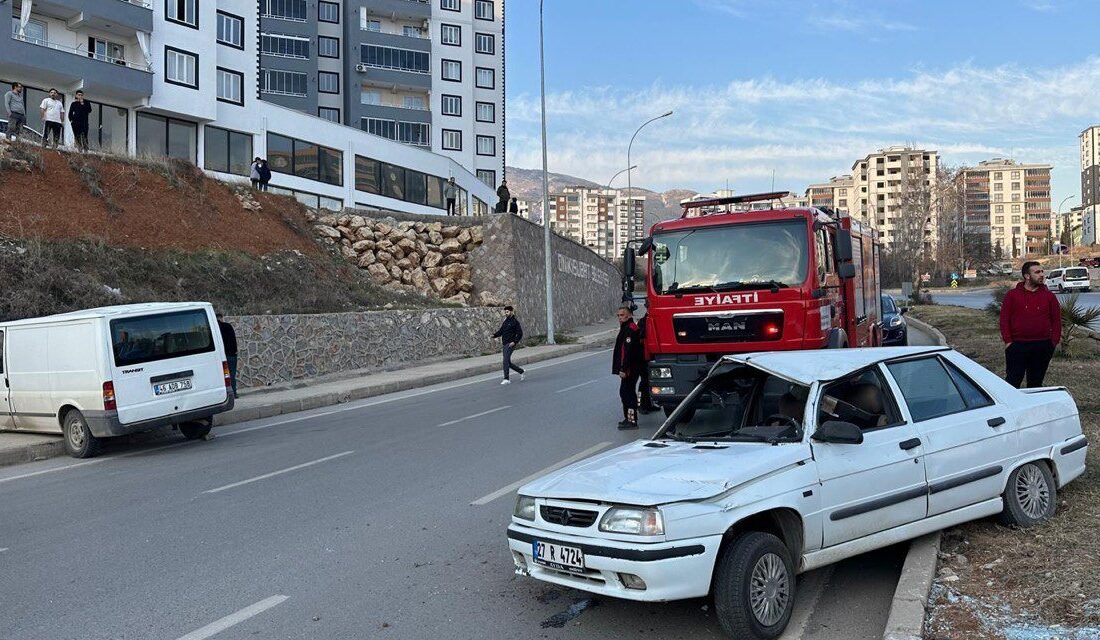 Kahramanmaraş’ta hafif ticari araç ile otomobilin çarpışması sonucu yaşanan trafik