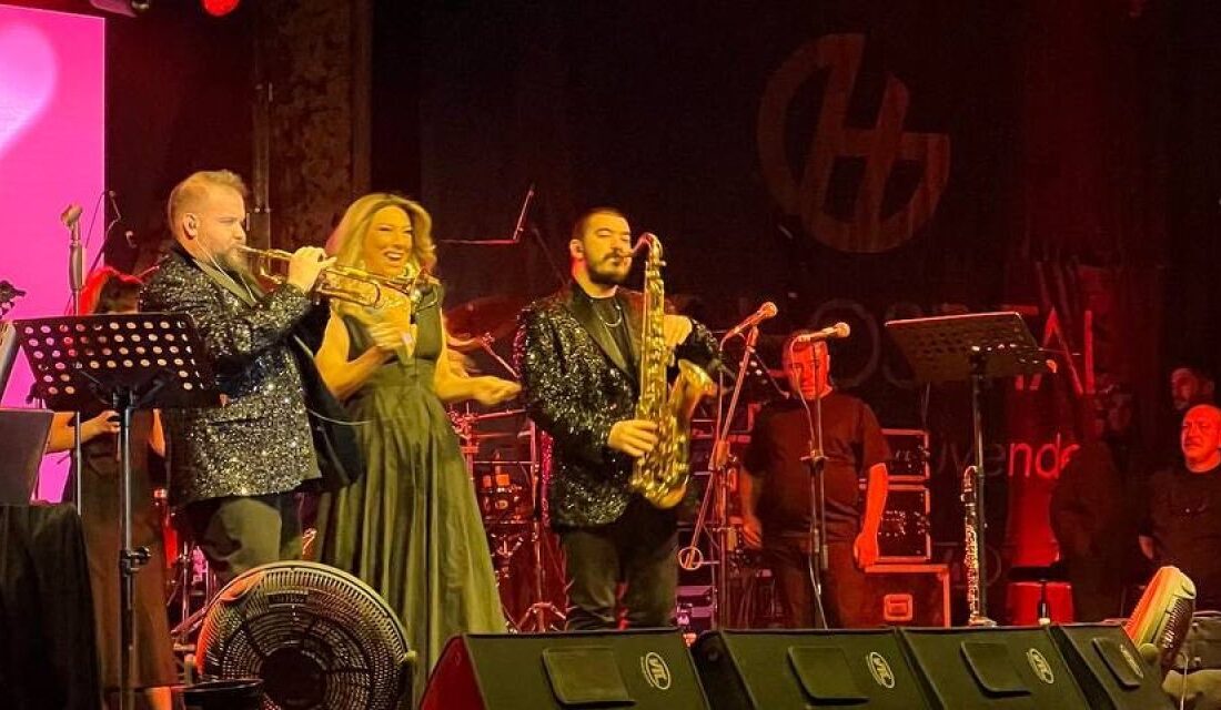 Ünlü Sanatçı Işın Karaca, Kahramanmaraş’ta sevenleriyle bir araya geldi. 