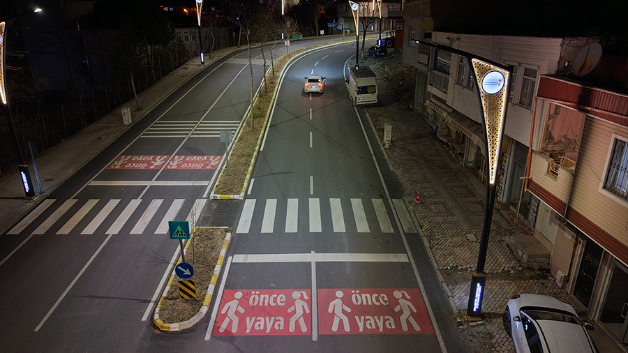 Büyükşehir Belediyesi, Andırın ilçe merkezinin en yoğun kullanılan arterlerinden Prof.