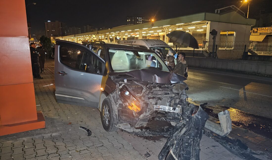 Gökhan KESKİNCİ/ ADANA, – ADANA’da hafif ticari aracın çarptığı elektrikli