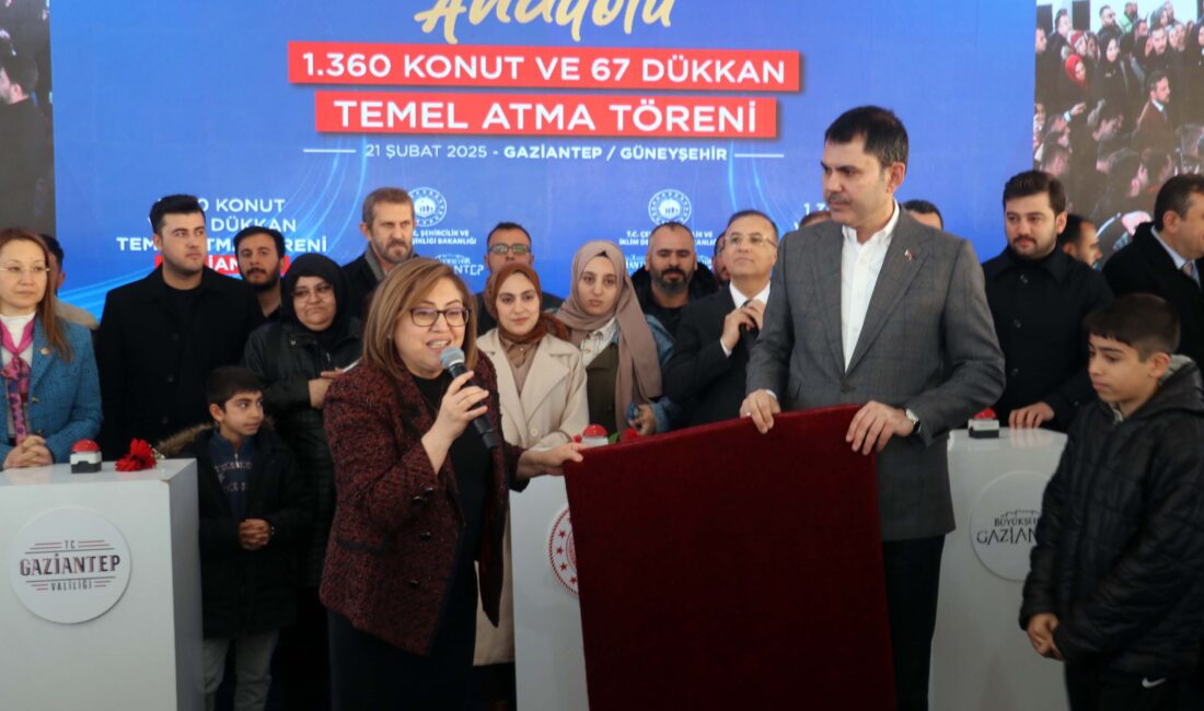 EMEVİ CAMİSİ İÇİN ÜRETİLEN HALI ÖRNEĞİNİ HEDİYE ETTİ Gaziantep Büyükşehir