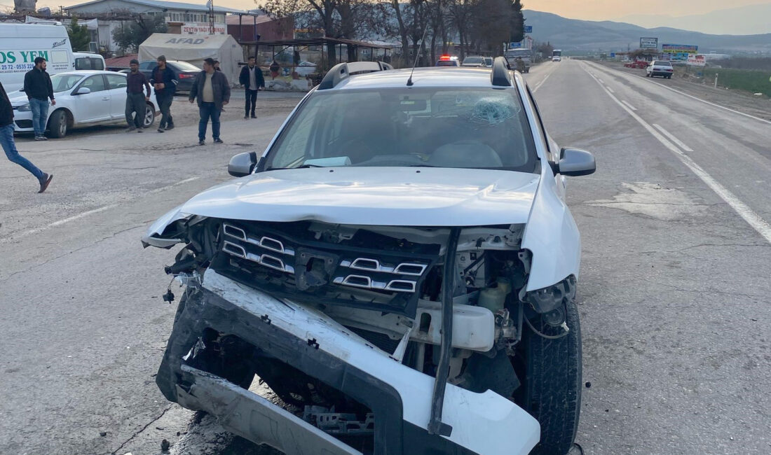 Kadir ÇELİK/ NURDAĞI (Gaziantep), – GAZİANTEP’in Nurdağı ilçesinde 2 otomobilin