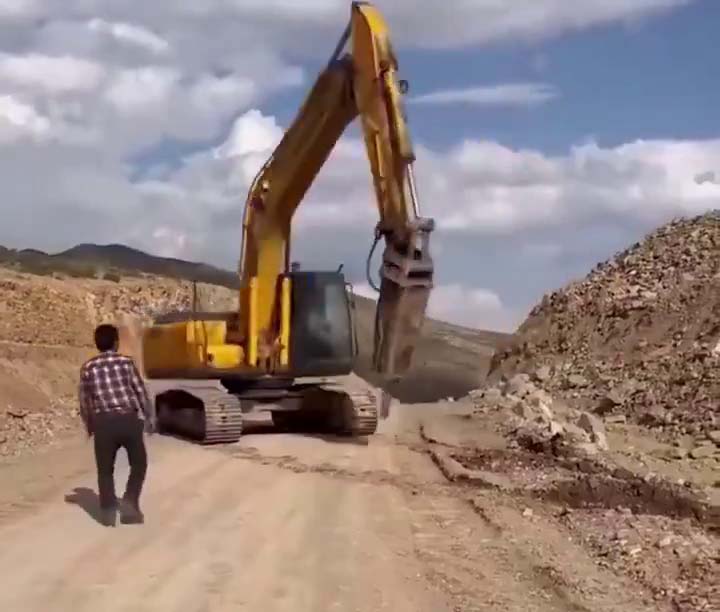 Mahir ALAN/ADIYAMAN, – ADIYAMAN’da, şantiyede kontrolden çıkan iş makinesini, tehlikeye