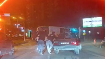 Serhat GÜLER/ADANA, – ADANA’da trafikte çıkan tartışmada kamyonetle otomobilin önünü