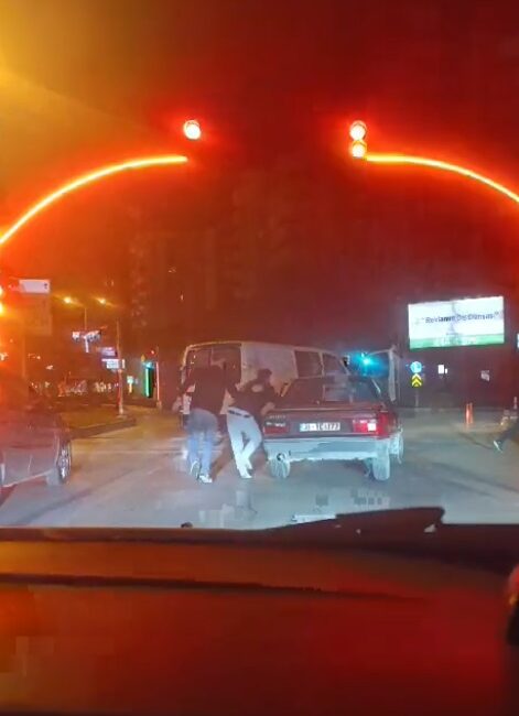 Serhat GÜLER/ADANA, – ADANA’da trafikte çıkan tartışmada kamyonetle otomobilin önünü