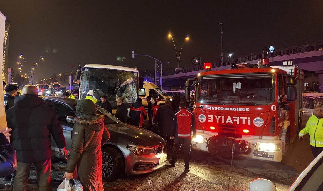 Furkan KAVUKLU/ KAYSERİ, – KAYSERİ’de, 4 otomobil, hafif ticari araç