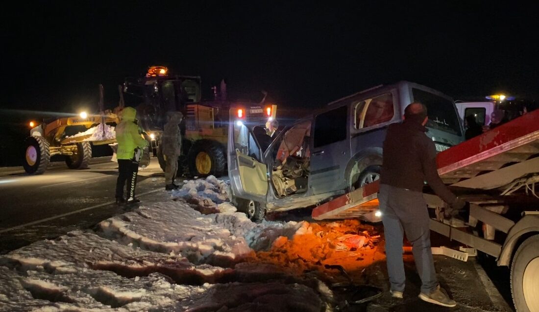 Furkan KAVUKLU/KAYSERİ, – KAYSERİ-Malatya kara yolunda iş makinesi ile hafif