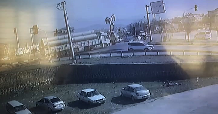 Kadir ÇELİK/İSLAHİYE (Gaziantep), – GAZİANTEP’in İslahiye ilçesinde TIR ile kamyonun