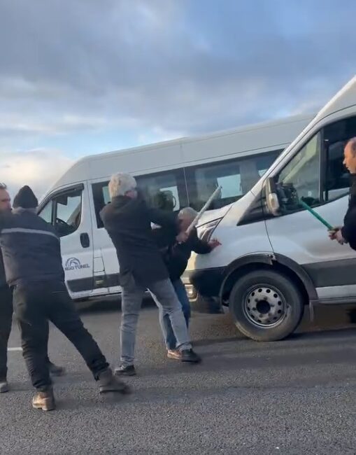 Serhat GÜLER/ADANA, – ADANA’da otoyolda servis şoförleri arasında ‘yol verme’