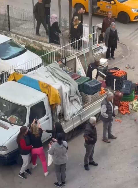 Serhat GÜLER/ADANA, – ADANA’da bir kadın, tartıştığı seyyar satıcının meyveleri