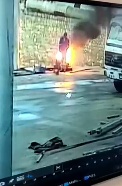 Serhat GÜLER/ADANA, – ADANA’da bir fabrikanın bahçesindeki varilde yakılan ateşte