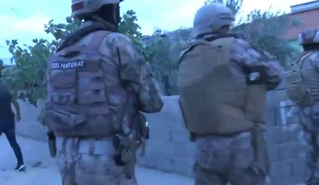 Kahramanmaraş’ta polis ekipleri tarafından yapılan denetimlerde 92 kişi yakalandı. 