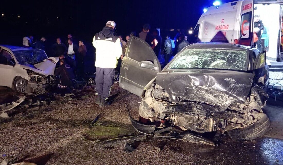 Kahramanmaraş'ın Elbistan ilçesinde, bilinmeyen bir nedenle iki otomobilin kafa kafaya