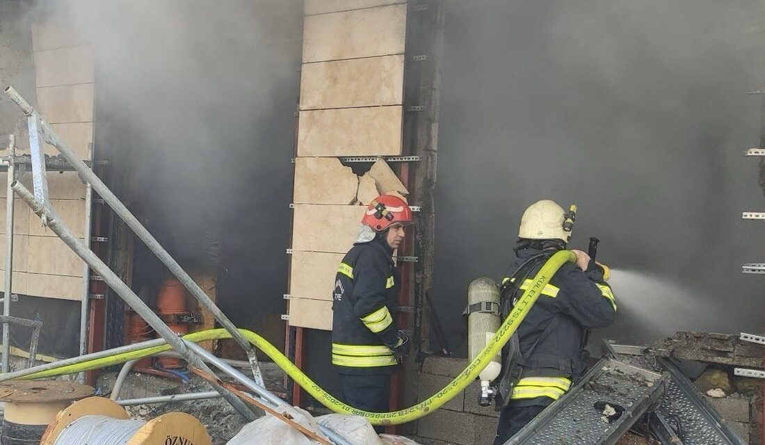 Kahramanmaraş’ta bir depoda çıkan yangın kısa süreli paniğe neden oldu.