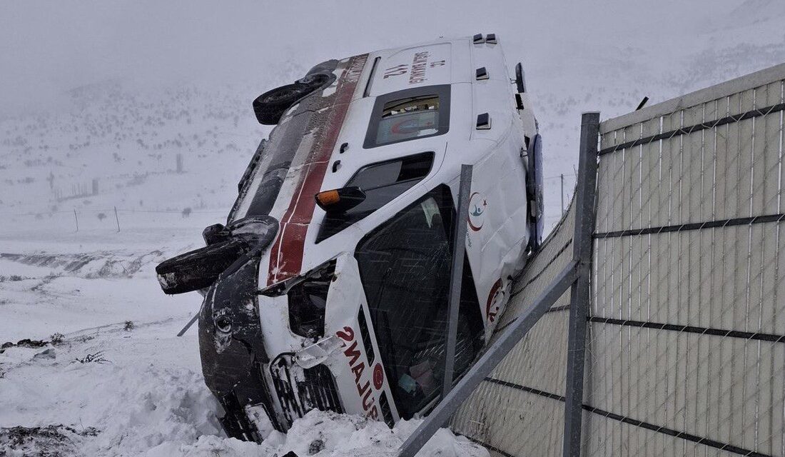 Kahramanmaraş’ta hasta ihbarı için yola çıkan ambulansın devrilmesi sonucu 3