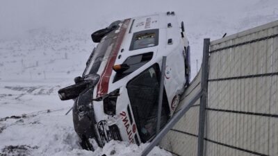 Kahramanmaraş’ta hasta ihbarı için yola çıkan ambulansın devrilmesi sonucu 3