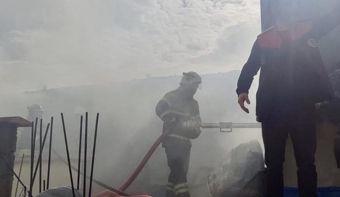 Kahramanmaraş’ta konteynırda çıkan yangın maddi hasara neden oldu. 