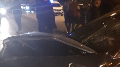 Kahramanmaraş’ın Elbistan ilçesinde iki otomobil kafa kafaya çarpıştı. 