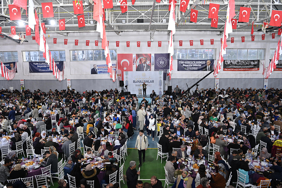 Büyükşehir Belediyesinin Afşin’de düzenlediği iftar programı büyük bir katılımla gerçekleştirildi.