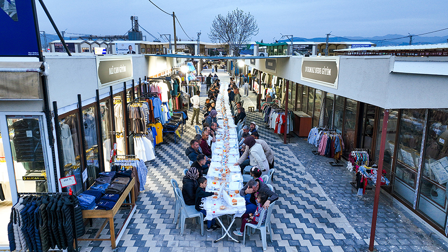 Ramazan ayının manevi iklimini şehrin her köşesine taşımaya devam eden