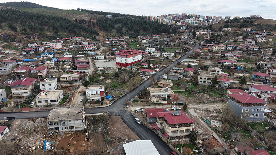 Büyükşehir Belediyesi, Türkoğlu’nda altyapısı tamamlanan Orçan Caddesi’nde asfalt serimini tamamlarken,