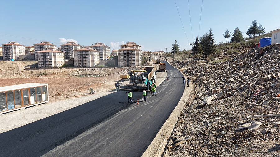 Büyükşehir Belediyesi, Türkoğlu ilçe merkezinin yoğun kullanılan arterlerinden Orçan Caddesi’nde