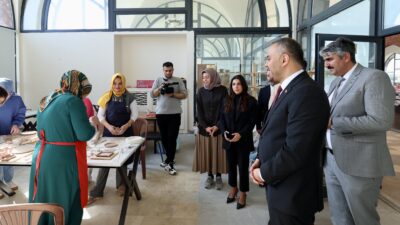 Onikişubat Belediyesi tarafından Arasta Çarşısı’nda başlatılan Seramik Biçimlendirme Kursu, el