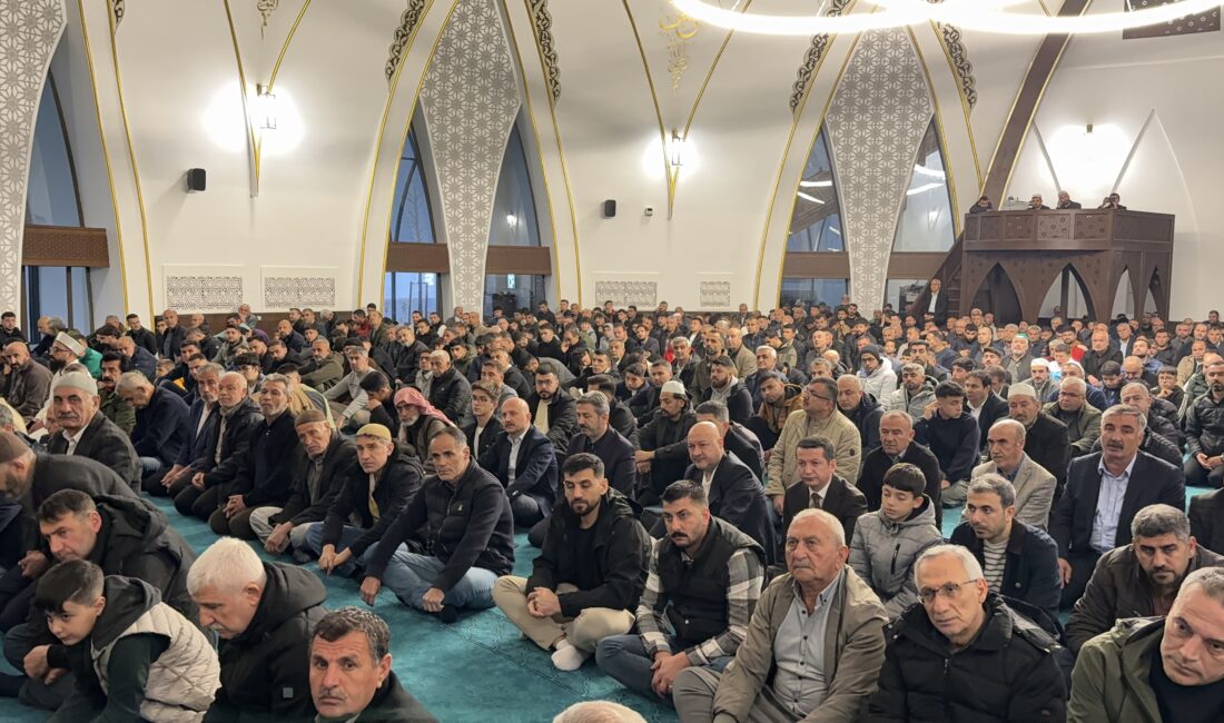 Mahir ALAN/ADIYAMAN, – ADIYAMAN’da, Ramazan Bayramı nedeniyle binlerce kişi saf