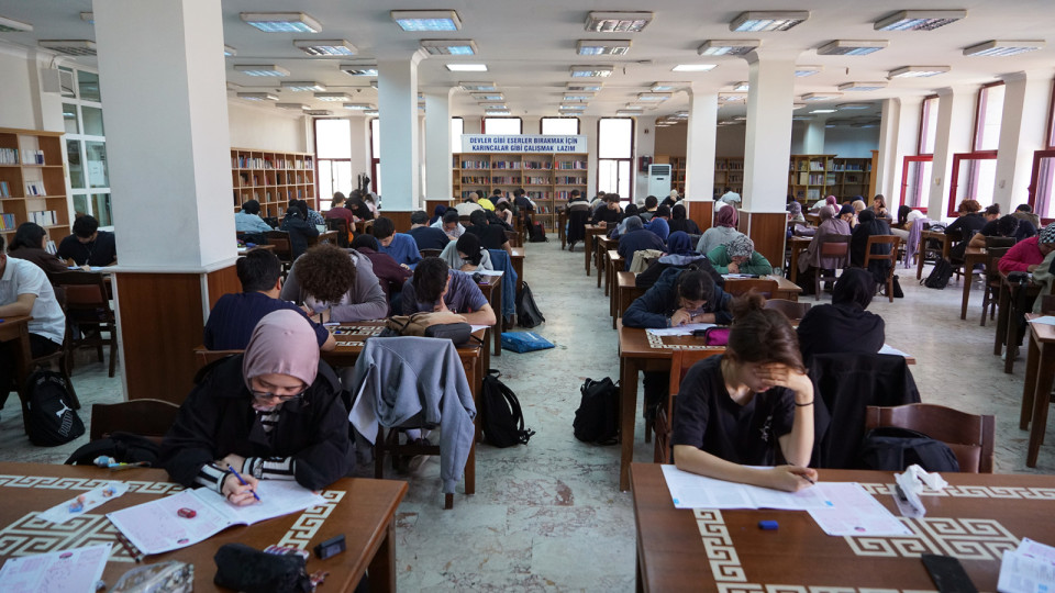 Büyükşehir Belediyesinin üniversiteye hazırlanan gençlere destek olmak amacıyla başlattığı ücretsiz