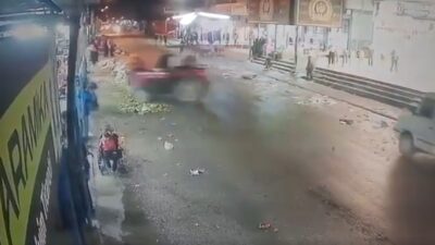 Serhat GÜLER/ADANA, -ADANA’da ehliyetsiz sürücüsünün kullandığı traktör, giyim mağazasına girdi.