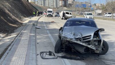 Kadir GÜNEŞ/GAZİANTEP, – GAZİANTEP’te, otomobilin aynı yöne giden minibüse çarptığı