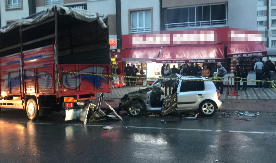 Samed Aydın SUN/ KAYSERİ, – KAYSERİ’de otomobilin kamyona arkadan çarptığı