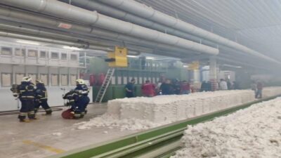 Kahramanmaraş’ın Dulkadiroğlu ilçesinde iplik fabrikasında çıkan yangın maddi hasara neden