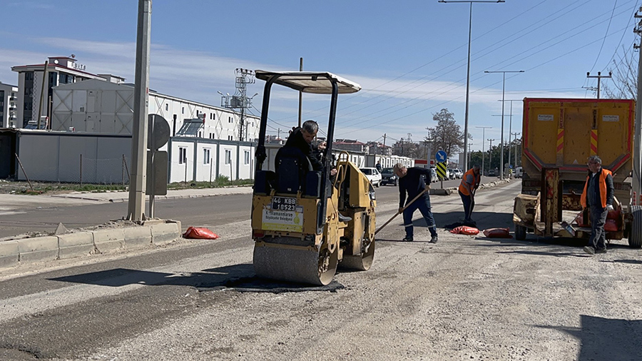 Büyükşehir Belediyesi, Elbistan’ın en işlek arterlerinden Çeçenistan Caddesi’nde bakım ve
