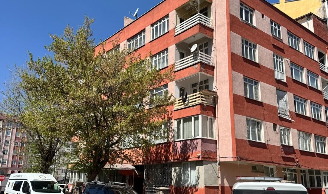 Furkan KAVUKLU/KAYSERİ, – KAYSERİ’de 4 katlı binanın merdivenlerinden inerken dengesini