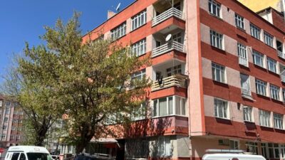 Furkan KAVUKLU/KAYSERİ, – KAYSERİ’de 4 katlı binanın merdivenlerinden inerken dengesini