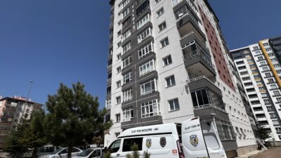 Furkan KAVUKLU/KAYSERİ, – KAYSERİ’de 4’üncü kattaki evinin camlarını silerken dengesin