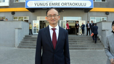 Ömer KOÇ/KAHRAMANMARAŞ, – KAHRAMANMARAŞ’ta Yunus Emre Ortaokulu’na bilgisayar bağışlayan Çin