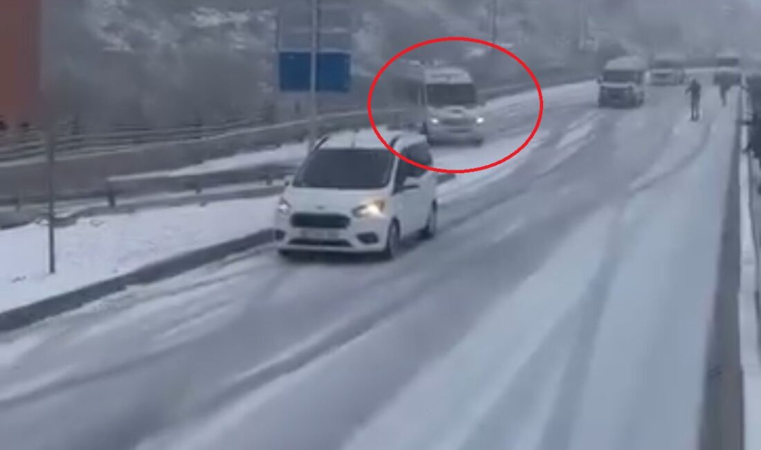 Samed Aydın SUN/KAYSERİ, – KAYSERİ’de kar yağışı nedeniyle kayganlaşan yolda