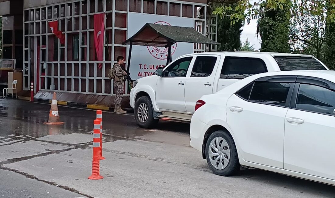 Kadir GÜNEŞ-Ahmet ATMACA/GAZİANTEP, -GAZİANTEP Havalimanı girişindeki uygulama noktasında çıkan arbedede