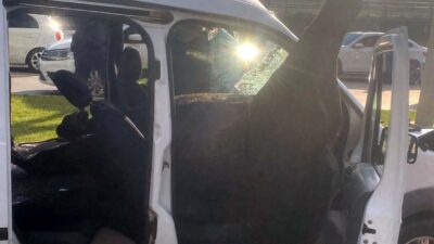Ahmet ATMACA/ GAZİANTEP, – GAZİANTEP’te, hareket halindeki sivil polis aracına,