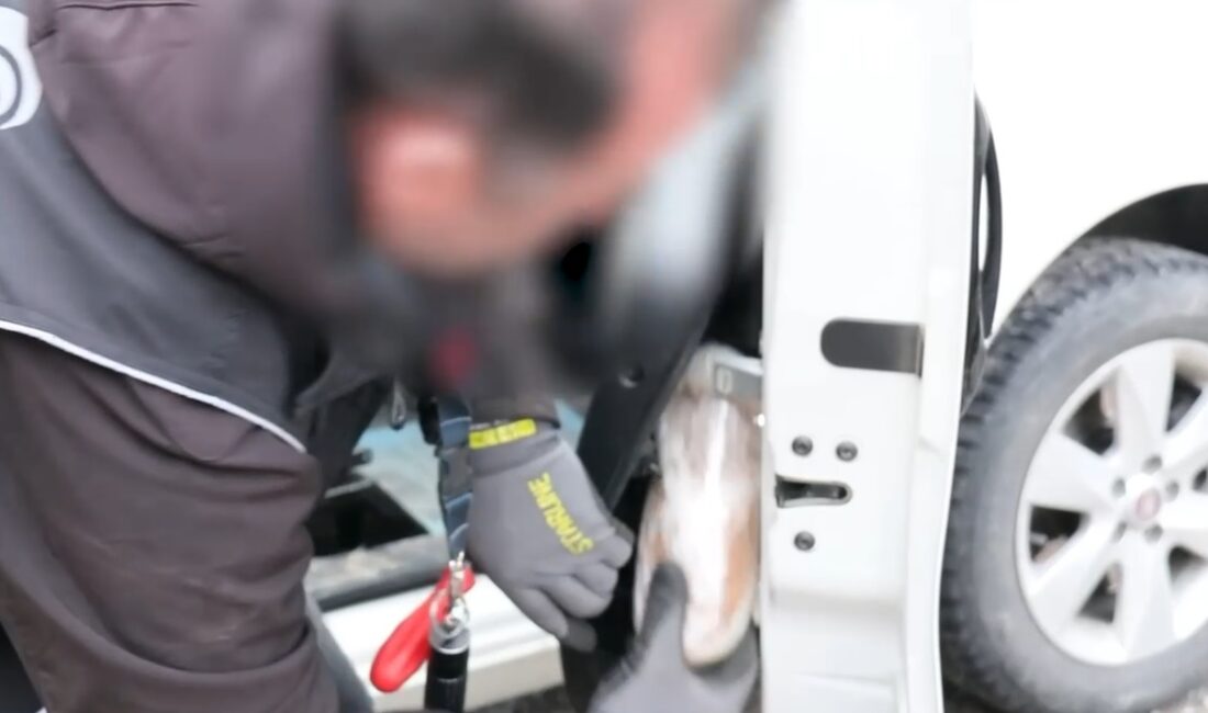 Furkan KAVUKLU/KAYSERİ, – KAYSERİ’de hafif ticari aracın iç kapı bölmelerine