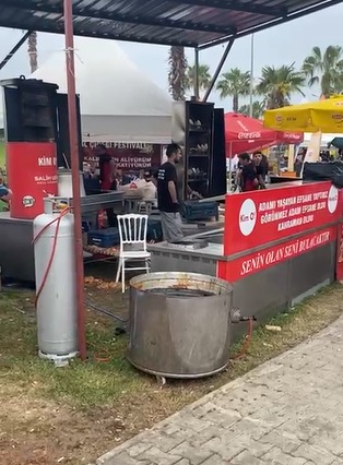 ADANA, – ADANA’da iş yerinde pişmiş tavuk dönerin üzerine çiğ