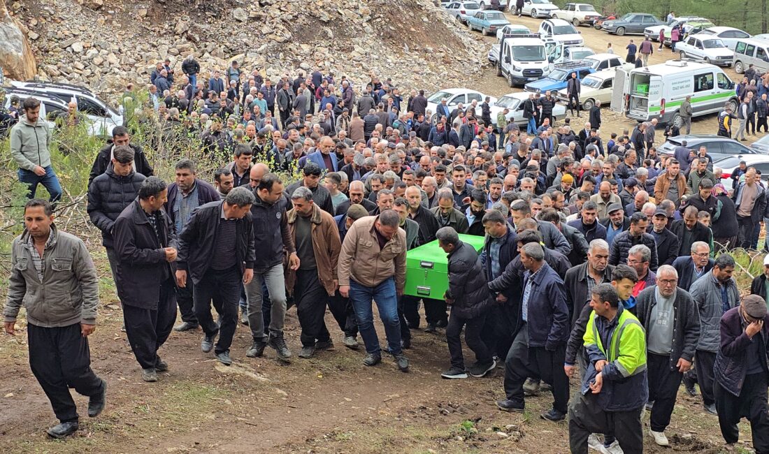 KAZADA ÖLEN BABA DEFNEDİLDİ Adana’nın Kozan ilçesinde minibüsle çarpışan otomobilde